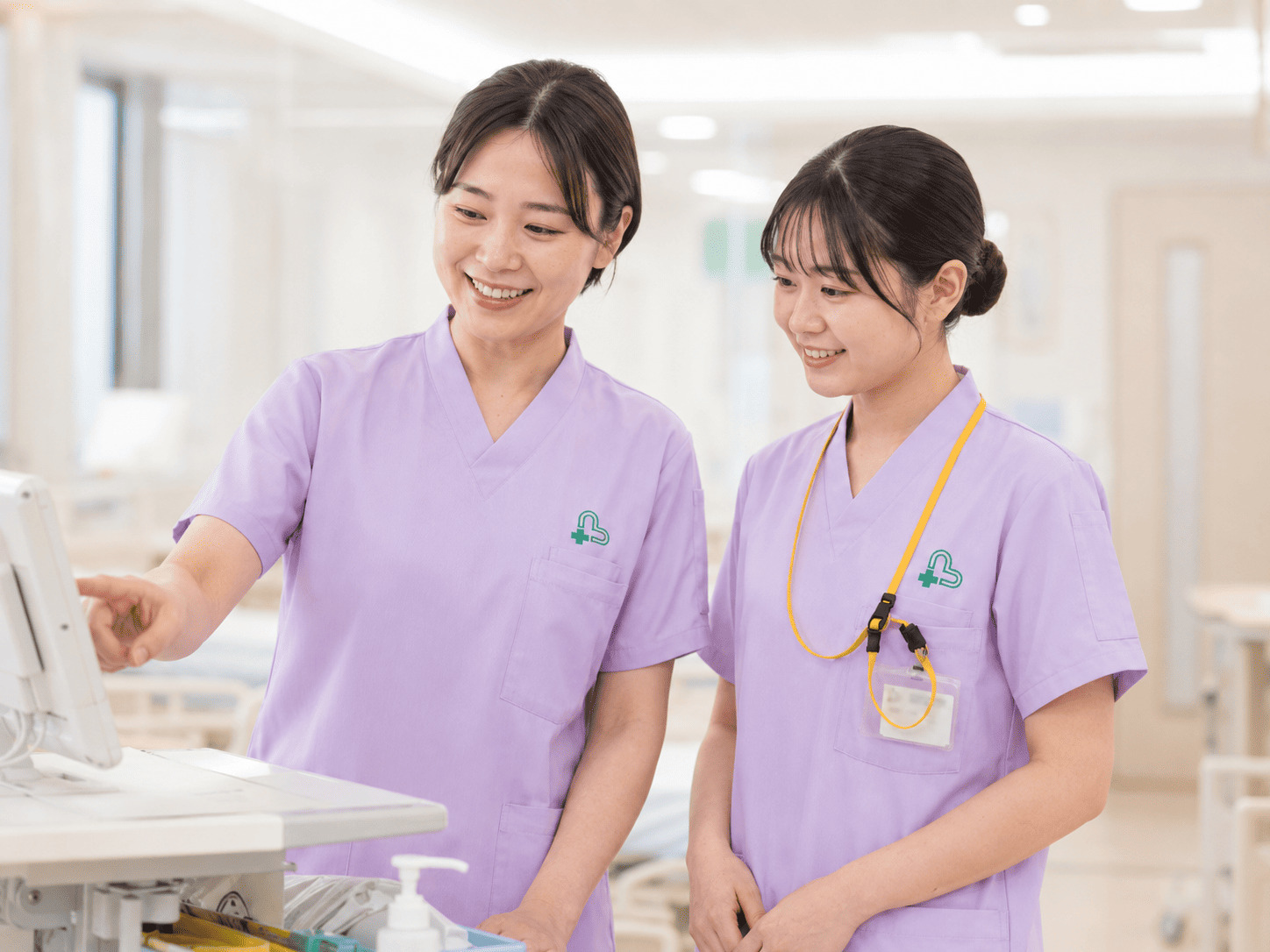 新人看護師と先輩看護師が 笑顔で話している写真